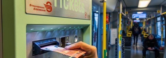 Ein Person kauft ein Ticket in der Tram