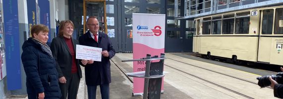 Bürgermeisterin Elke Stadeler, Geschäftsführerin der STE Irina Kühnel und der Minister Detlef Tabbert nebeneinander für ein Foto.