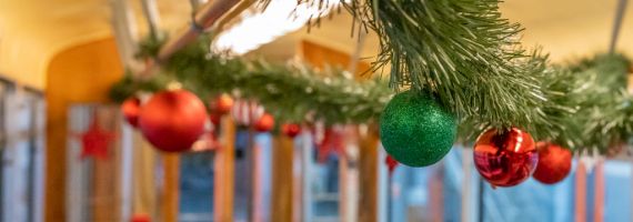 Weihnachtlich geschmückte historische Eisenbahn